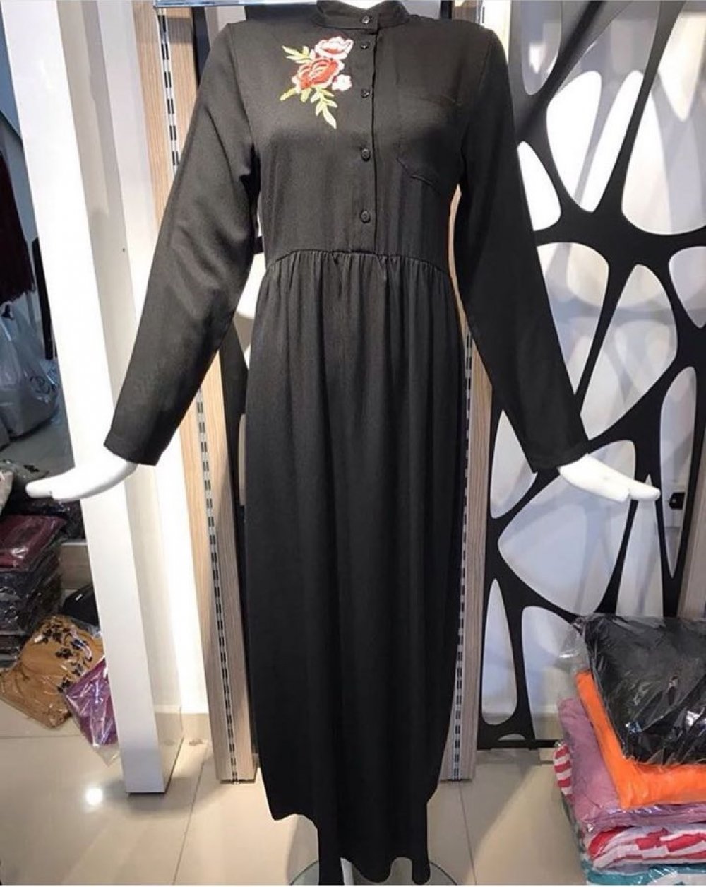 GÜL NAKIŞLI DÜĞMELİ ELBİSE