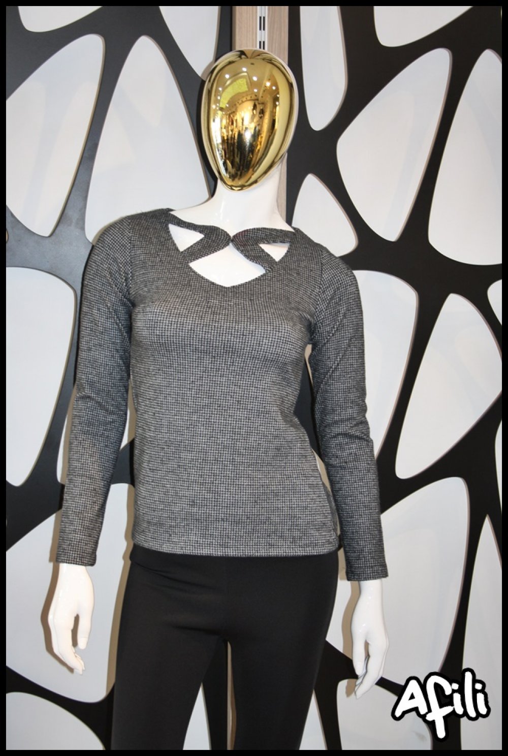 DEKOLTESİ PENCERELİ BLUZ