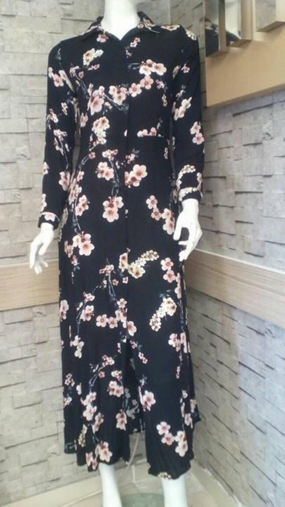 ÖNÜ DÜĞMELİ DESENLİ ELBİSE