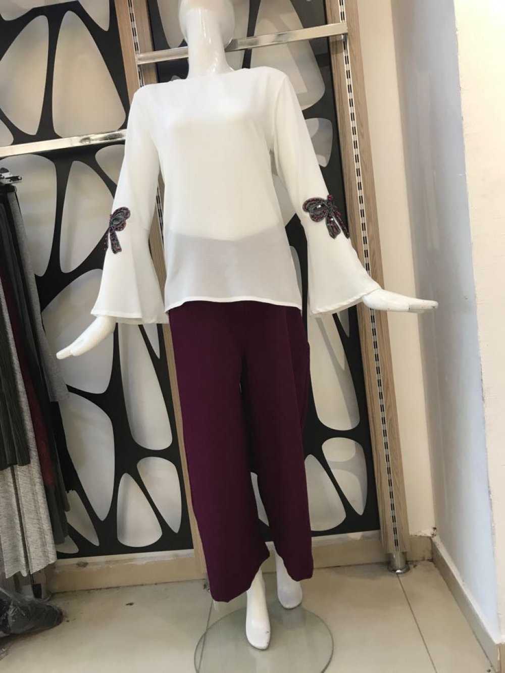 KOLU İŞLEMELİ BLUZ