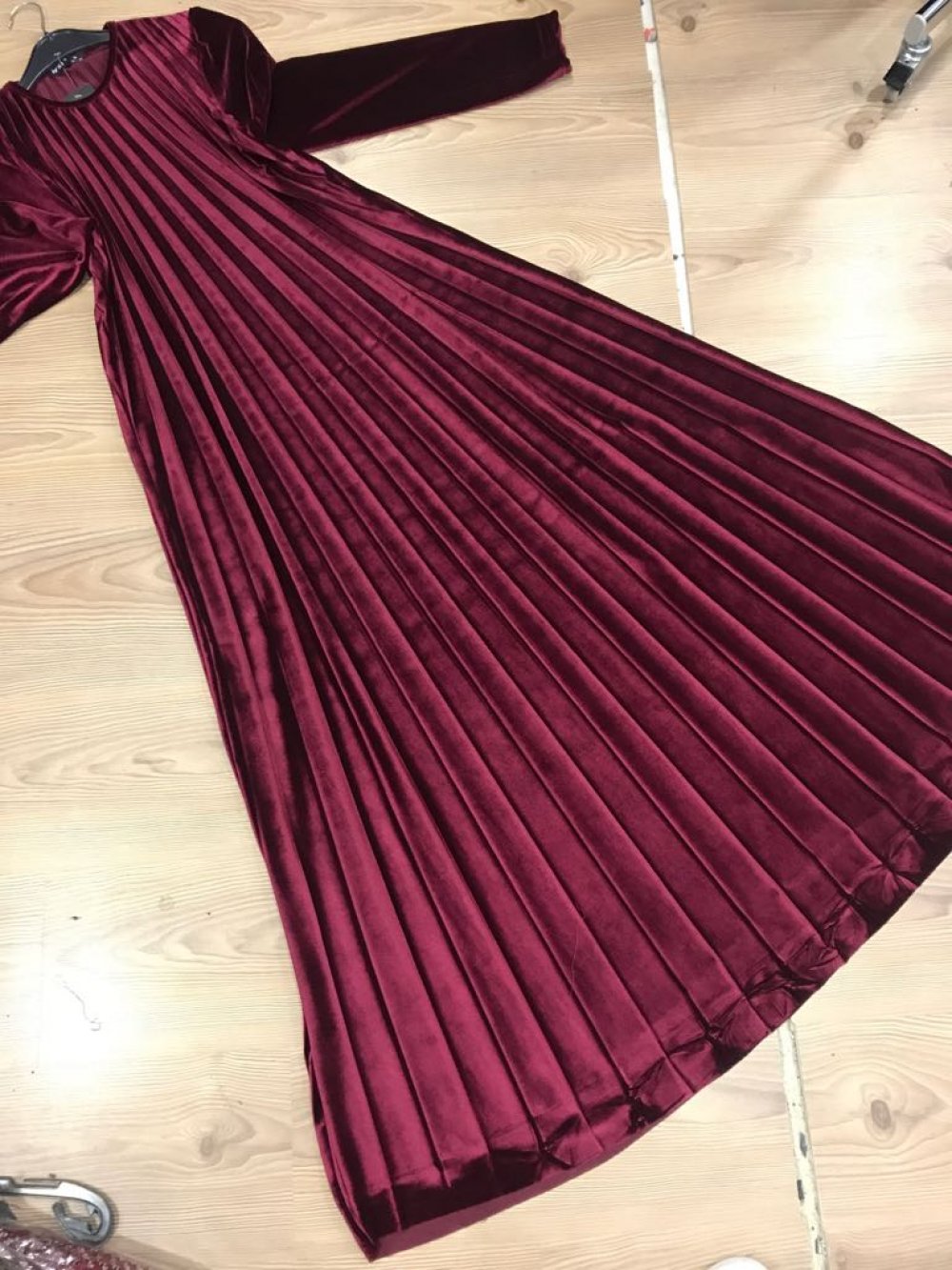 GENİŞ PİLİSELİ KADİFE ELBİSE