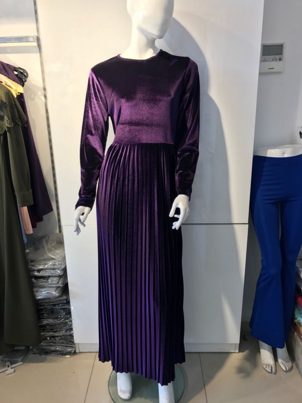 ROBALI PİLİSELİ KADİFE ELBİSE