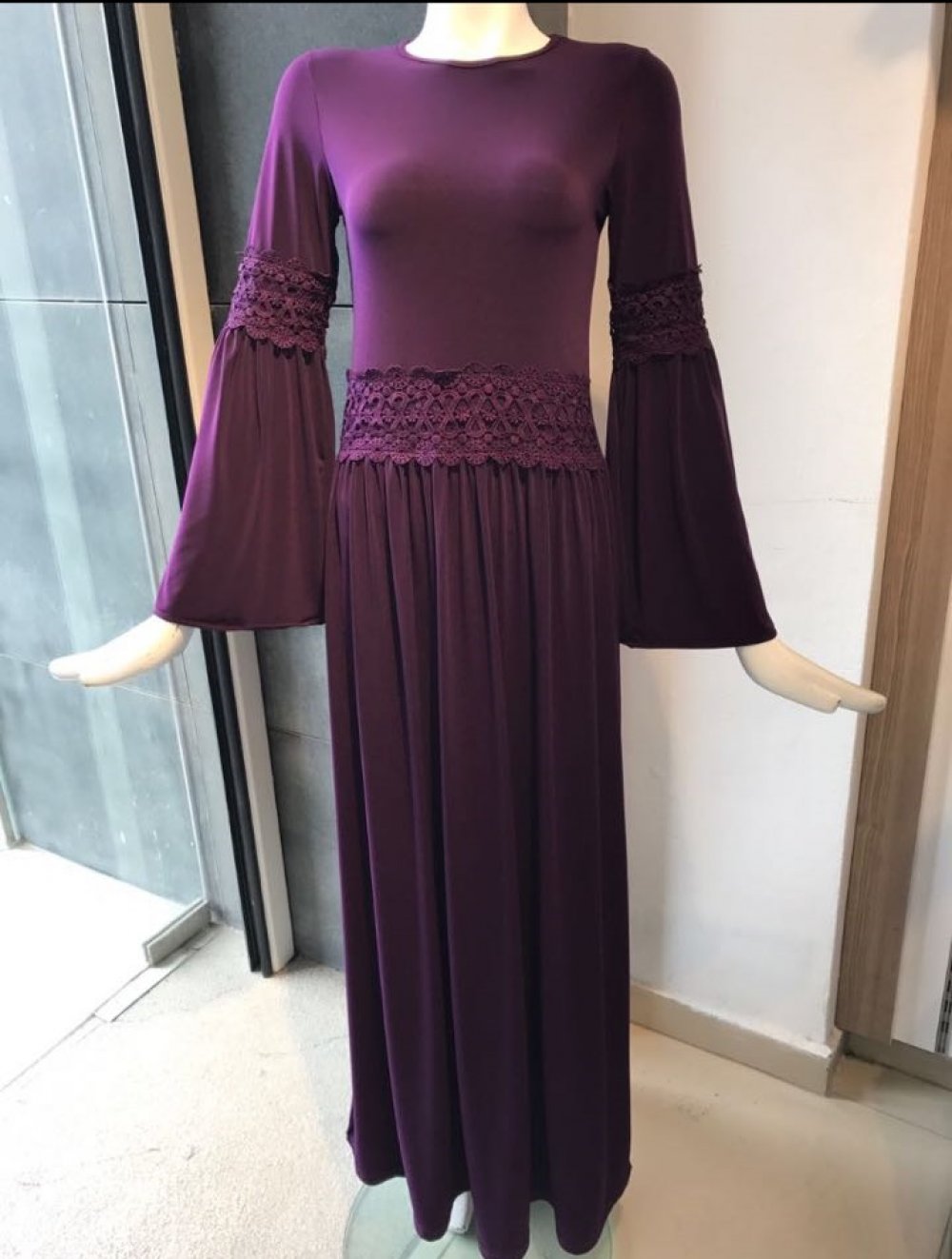 KOLU VE BELİ GÜPÜRLÜ ELBİSE